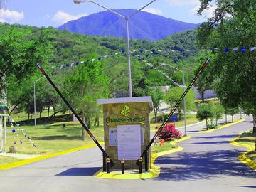CASA EN VENTA CUMBRES DE SANTIAGO