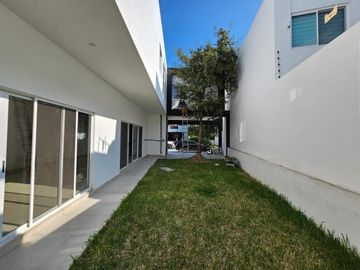 CASA EN VENTA CUMBRES DE SANTIAGO