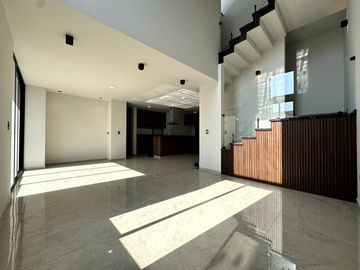Casa en  venta en Lomas de Angelopolis con 4 recamaras y jardín