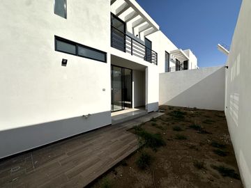 Casa en  venta en Lomas de Angelopolis con 4 recamaras y jardín