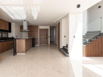 Casa en  venta en Lomas de Angelopolis con 4 recamaras y jardín