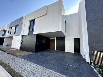 Casa en  venta en Lomas de Angelopolis con 4 recamaras y jardín