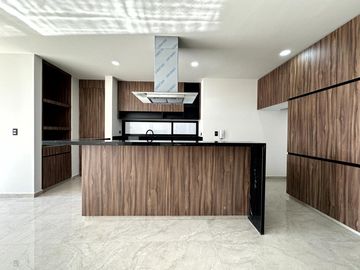 Casa en  venta en Lomas de Angelopolis con 4 recamaras y jardín