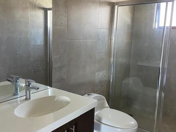 HERMOSA CASA EN VENTA, SECTOR CHALLUABAMBA