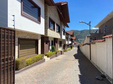 HERMOSA CASA EN VENTA, SECTOR CHALLUABAMBA