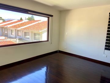 HERMOSA CASA EN VENTA, SECTOR CHALLUABAMBA