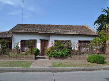 CASA EN VENTA - CLAYPOLE CON QUINCHO Y COCHERA