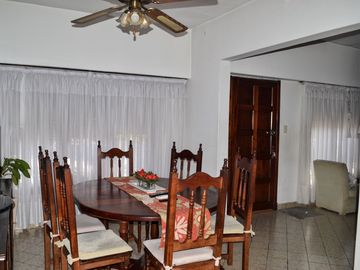 CASA EN VENTA - CLAYPOLE CON QUINCHO Y COCHERA