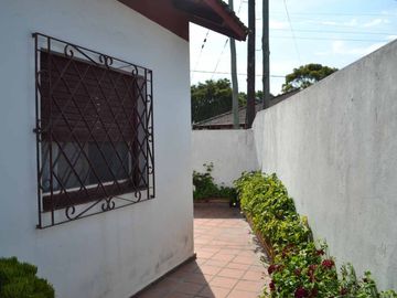 CASA EN VENTA - CLAYPOLE CON QUINCHO Y COCHERA