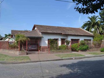 CASA EN VENTA - CLAYPOLE CON QUINCHO Y COCHERA
