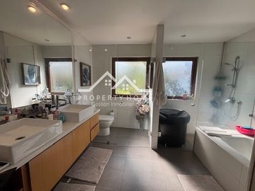ESTUPENDA CASA 5 DORM + SERV. PISCINA Y QUINCHO LOS BOSQUES