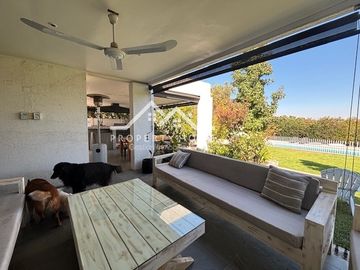 ESTUPENDA CASA 5 DORM + SERV. PISCINA Y QUINCHO LOS BOSQUES