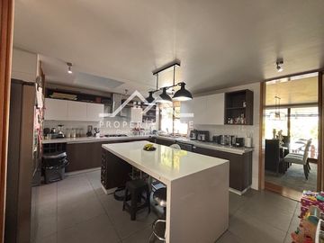 ESTUPENDA CASA 5 DORM + SERV. PISCINA Y QUINCHO LOS BOSQUES