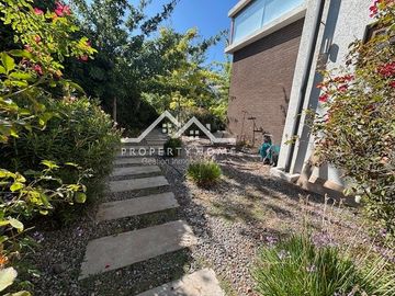 ESTUPENDA CASA 5 DORM + SERV. PISCINA Y QUINCHO LOS BOSQUES