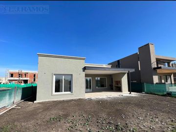 Casa a estrenar con 3 dormitorios en venta en Vila Marina