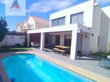 CASA ESTILO MEDITERRANEO AL INTERIOR DE CONDOMINIO