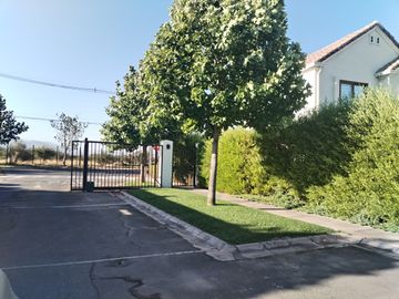 EN VENTA GRAN CASA MEDITERRANEA, AMPLIO TERRENO
