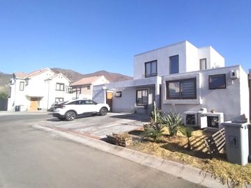 EN VENTA GRAN CASA MEDITERRANEA, AMPLIO TERRENO