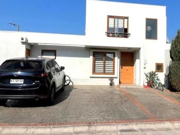 EN VENTA GRAN CASA MEDITERRANEA, AMPLIO TERRENO