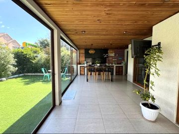 EN VENTA GRAN CASA MEDITERRANEA, AMPLIO TERRENO