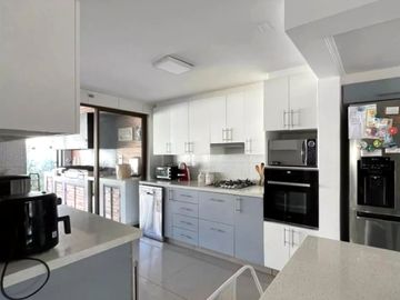 EN VENTA GRAN CASA MEDITERRANEA, AMPLIO TERRENO
