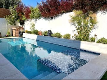 EN VENTA GRAN CASA MEDITERRANEA, AMPLIO TERRENO