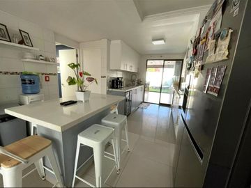 EN VENTA GRAN CASA MEDITERRANEA, AMPLIO TERRENO