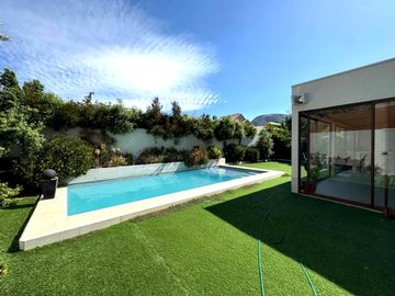 EN VENTA GRAN CASA MEDITERRANEA, AMPLIO TERRENO