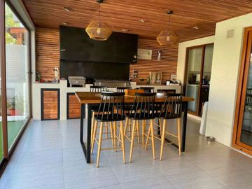 EN VENTA GRAN CASA MEDITERRANEA, AMPLIO TERRENO