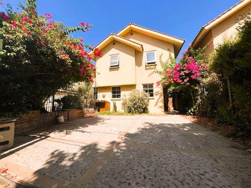 HERMOSA CASA, PERIMETRAL DE CONDOMINIO EN HUECHURABA