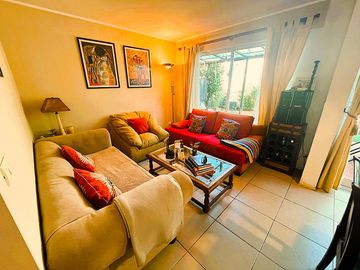 HERMOSA CASA, PERIMETRAL DE CONDOMINIO EN HUECHURABA
