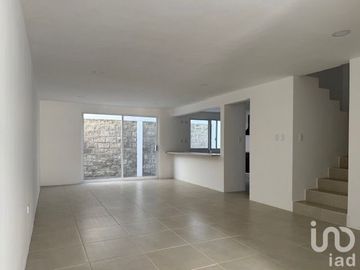 Se vende casa en Residencial cerca de Los Héroes