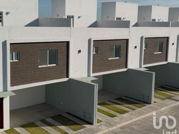 Se vende casa en Residencial cerca de Los Héroes