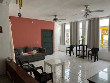 Amplia casa en venta en el centro de Tecomán.