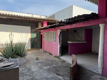 Amplia casa en venta en el centro de Tecomán.