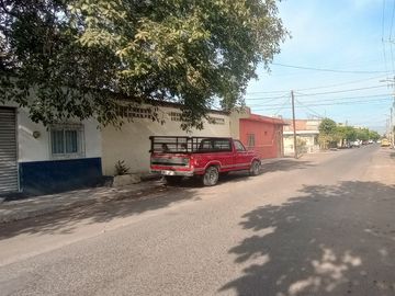 Amplia casa en venta en el centro de Tecomán.