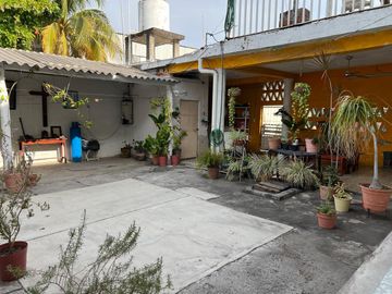 Amplia casa en venta en el centro de Tecomán.
