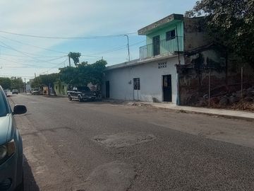 Amplia casa en venta en el centro de Tecomán.