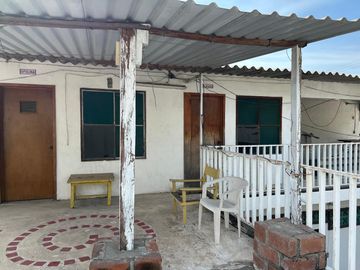 Amplia casa en venta en el centro de Tecomán.