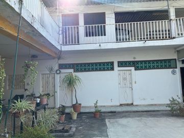 Amplia casa en venta en el centro de Tecomán.