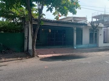 Amplia casa en venta en el centro de Tecomán.