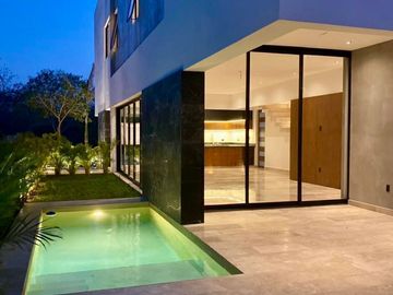 EN VENTA EXCLUSIVA CASA CON ROOF TOP EN ZONA PASEOS COUNTRY MERIDA NORTE