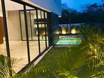 EN VENTA EXCLUSIVA CASA CON ROOF TOP EN ZONA PASEOS COUNTRY MERIDA NORTE