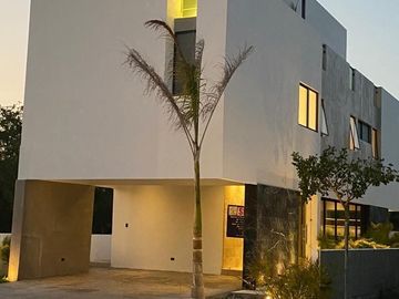 EN VENTA EXCLUSIVA CASA CON ROOF TOP EN ZONA PASEOS COUNTRY MERIDA NORTE