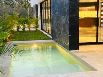 EN VENTA EXCLUSIVA CASA CON ROOF TOP EN ZONA PASEOS COUNTRY MERIDA NORTE