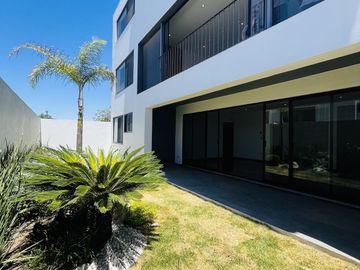 CASA EN VENTA CON ELEVADOR ESTILO CONTEMPORÁNEO EN GRAN RESERVA, PUEBLA