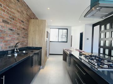 CASA EN VENTA CON ELEVADOR ESTILO CONTEMPORÁNEO EN GRAN RESERVA, PUEBLA