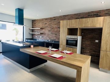 CASA EN VENTA CON ELEVADOR ESTILO CONTEMPORÁNEO EN GRAN RESERVA, PUEBLA