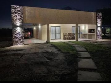 Casa en venta - 4 Dormitorios 4 Baños - 50.000Mts2 - Mendoza
