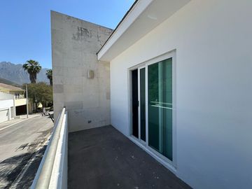VENTA DE CASA EN AUREA ZONA SIERRA ALTA AL SUR DE MONTERREY